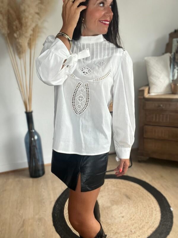 Blouse brodée blanche  – Modèle Sasha