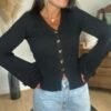 Pull noir côtelé à boutons dorés – Modèle Romane