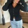 Pull noir côtelé à boutons dorés – Modèle Romane
