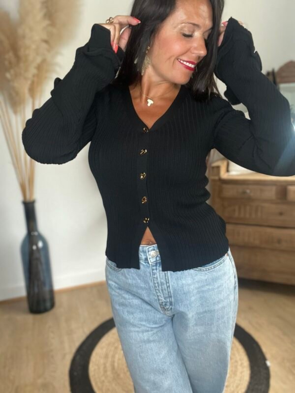 Pull noir côtelé à boutons dorés – Modèle Romane