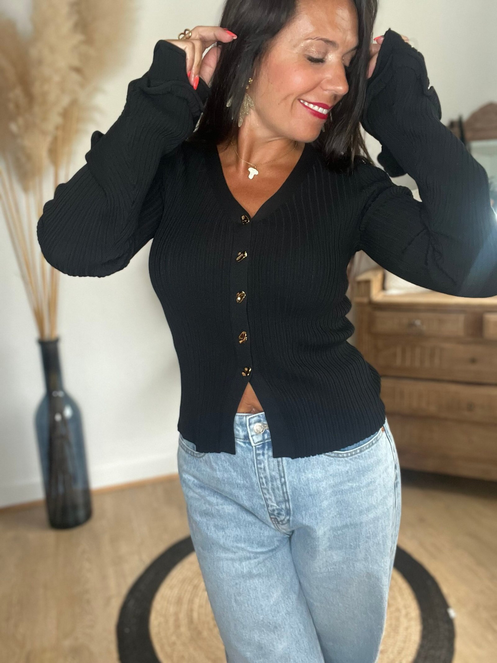 Pull noir côtelé à boutons dorés – Modèle Romane