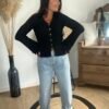 Pull noir côtelé à boutons dorés – Modèle Romane