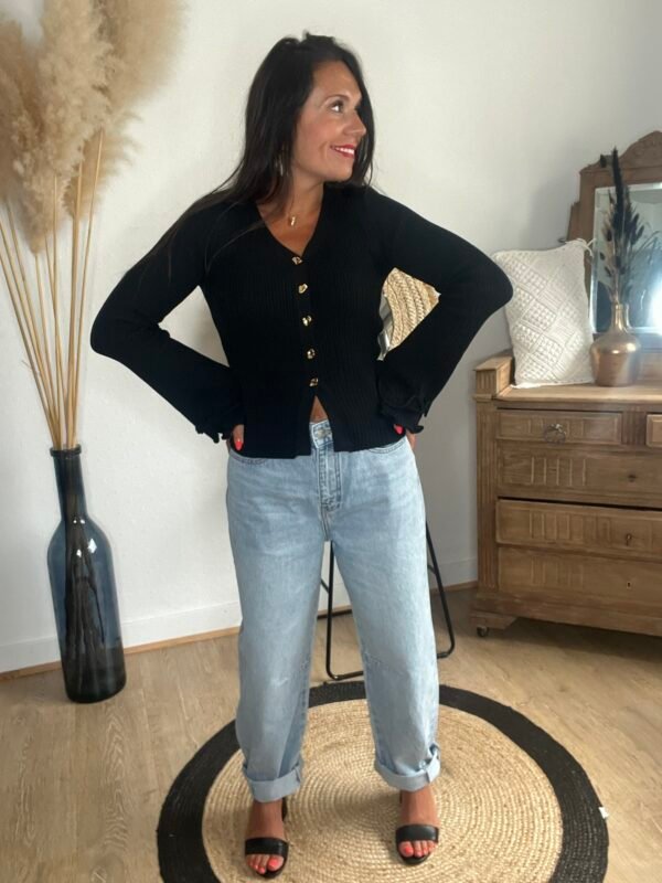 Pull noir côtelé à boutons dorés – Modèle Romane