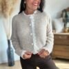 Gilet taupe avec broderie  – Modèle Charlotte