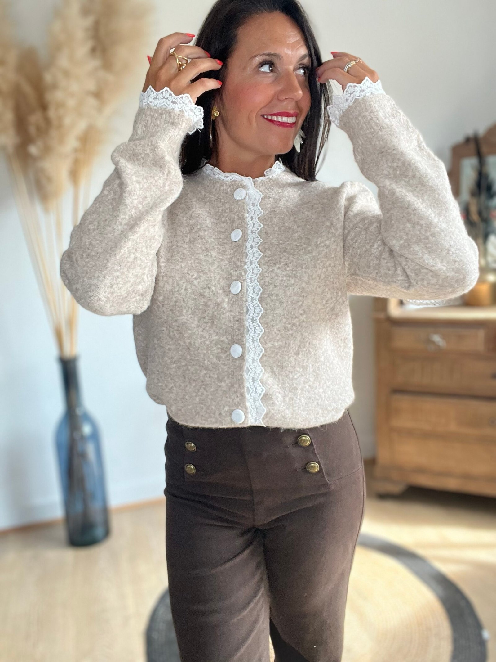 Gilet taupe avec broderie  – Modèle Charlotte