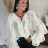 Blouse voilage écru à volants  – Modèle Suzon
