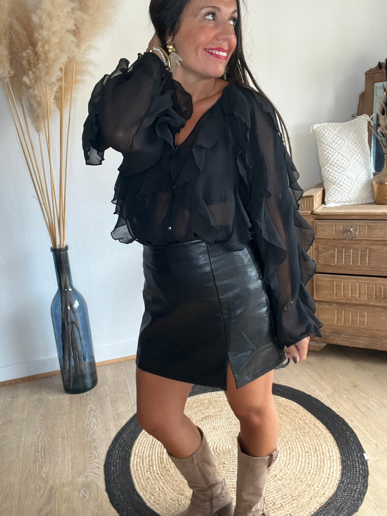 Blouse voilage noir à volants  – Modèle Suzon