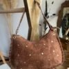 Sac suédine détails cloutés marron   – Modèle Lorely
