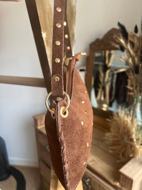 Sac suédine détails cloutés marron   – Modèle Lorely