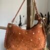 Sac en cuir suédine détails cloutés camel – Modèle Lorely