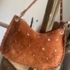 Sac en cuir suédine détails cloutés camel – Modèle Lorely