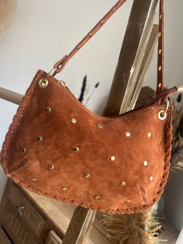 Sac en cuir suédine détails cloutés camel – Modèle Lorely