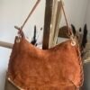 Sac en cuir suédine détails cloutés camel – Modèle Lorely