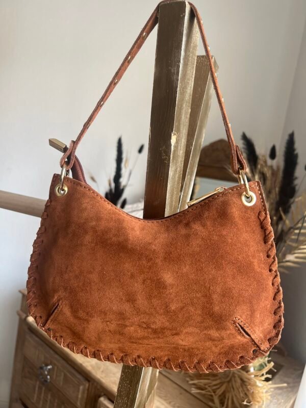 Sac en cuir suédine détails cloutés camel – Modèle Lorely
