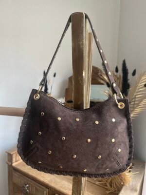 Sac en cuir suédine détails cloutés chocolat  – Modèle Lorely