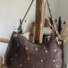 Sac en cuir suédine détails cloutés chocolat  – Modèle Lorely