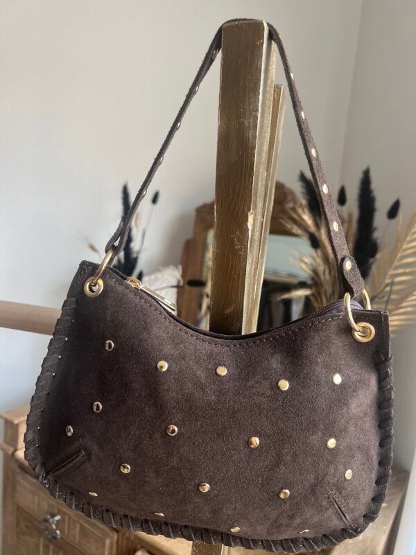 Sac en cuir suédine détails cloutés chocolat  – Modèle Lorely