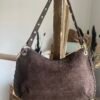 Sac en cuir suédine détails cloutés chocolat  – Modèle Lorely