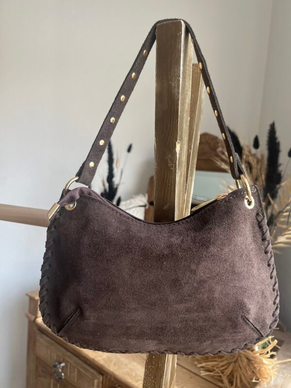 Sac en cuir suédine détails cloutés chocolat  – Modèle Lorely