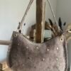 Sac en cuir suédine détails cloutés taupe – Modèle Lorely