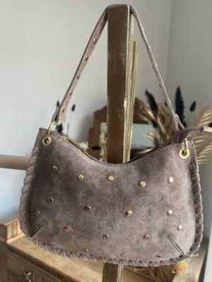 Sac en cuir suédine détails cloutés taupe – Modèle Lorely
