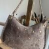 Sac en cuir suédine détails cloutés taupe – Modèle Lorely