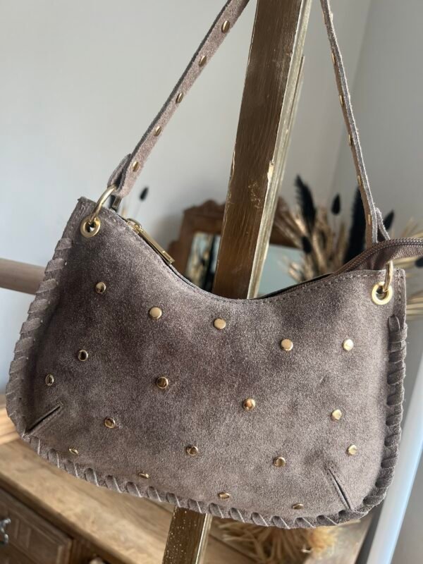 Sac en cuir suédine détails cloutés taupe – Modèle Lorely