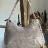 Sac en cuir suédine détails cloutés taupe – Modèle Lorely