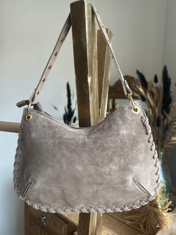 Sac en cuir suédine détails cloutés taupe – Modèle Lorely