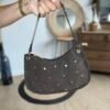 Sac en cuir suédine détails cloutés chocolat  – Modèle Lorely