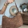 Sac suédine détails cloutés marron   – Modèle Lorely