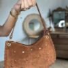 Sac en cuir suédine détails cloutés camel – Modèle Lorely