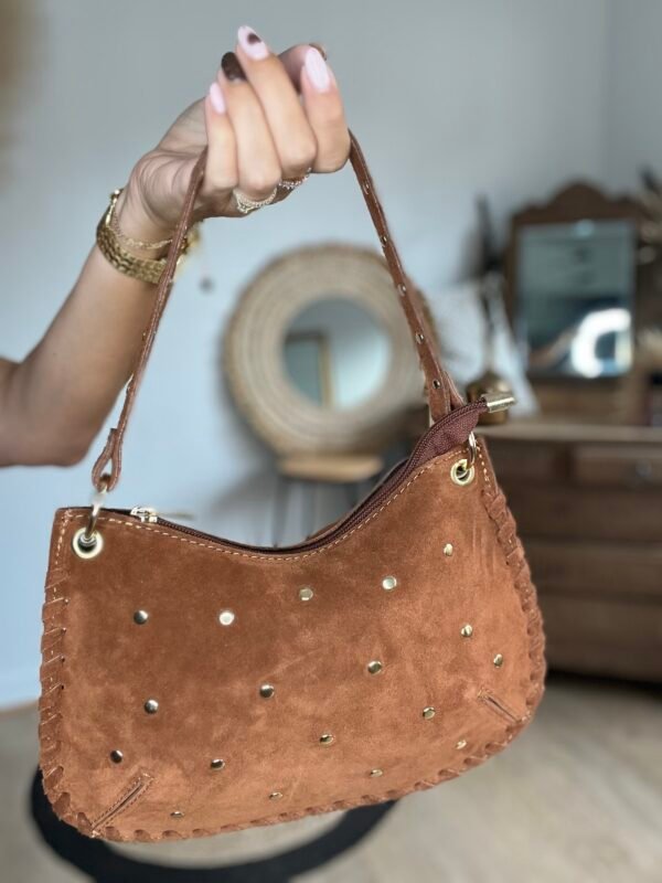 Sac en cuir suédine détails cloutés camel – Modèle Lorely