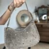 Sac en cuir suédine détails cloutés taupe – Modèle Lorely