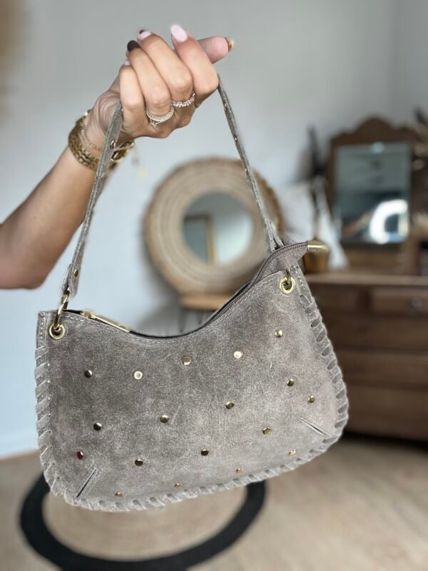 Sac en cuir suédine détails cloutés taupe – Modèle Lorely