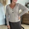 Pull taupe côtelé à boutons dorés – Modèle Liana