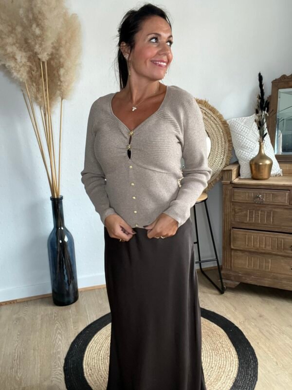 Pull taupe côtelé à boutons dorés – Modèle Liana