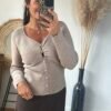 Pull taupe côtelé à boutons dorés – Modèle Liana