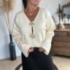 Pull beige  boutons fleurs – Modèle Marissa