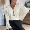 Pull beige  boutons fleurs – Modèle Marissa