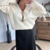 Pull beige  boutons fleurs – Modèle Marissa