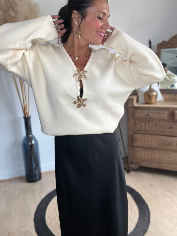 Pull beige  boutons fleurs – Modèle Marissa