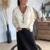 Pull beige  boutons fleurs – Modèle Marissa