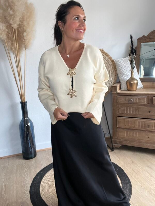 Pull beige  boutons fleurs – Modèle Marissa