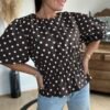 Blouse à pois marron – Modèle Sophia