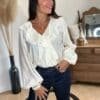Blouse à col volants écru  – Modèle Mathilda