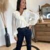 Blouse à col volants écru  – Modèle Mathilda