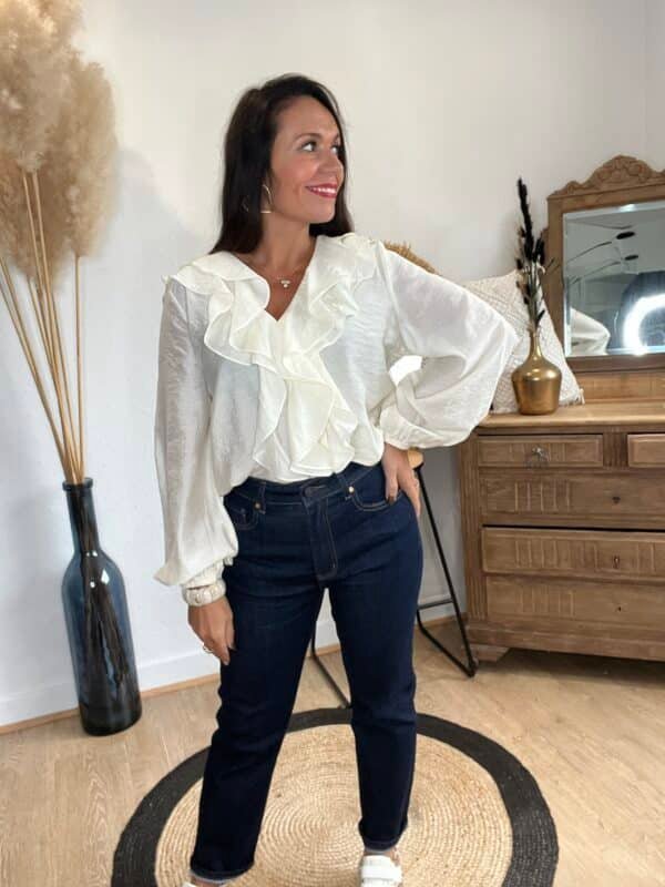 Blouse à col volants écru  – Modèle Mathilda