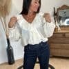 Blouse à col volants écru  – Modèle Mathilda