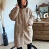 Manteau sherpa taupe à capuche effet laine - Modèle Vic